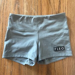 Fleo shorts size small